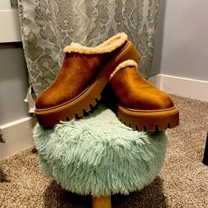 Dolce Vita Platform Slip-on Clogs. (NWT)